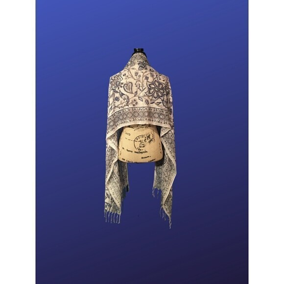 UNBRANDED Shawl Wrap Scarf, 3” Knotted Fringe, BLUE/GRAY FLORAL, Pre-owned, EUC - Picture 8 of 9